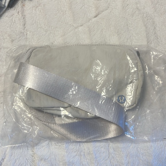 Lululemon everywhere belt bag white opal NWT - Picture 3 of 5